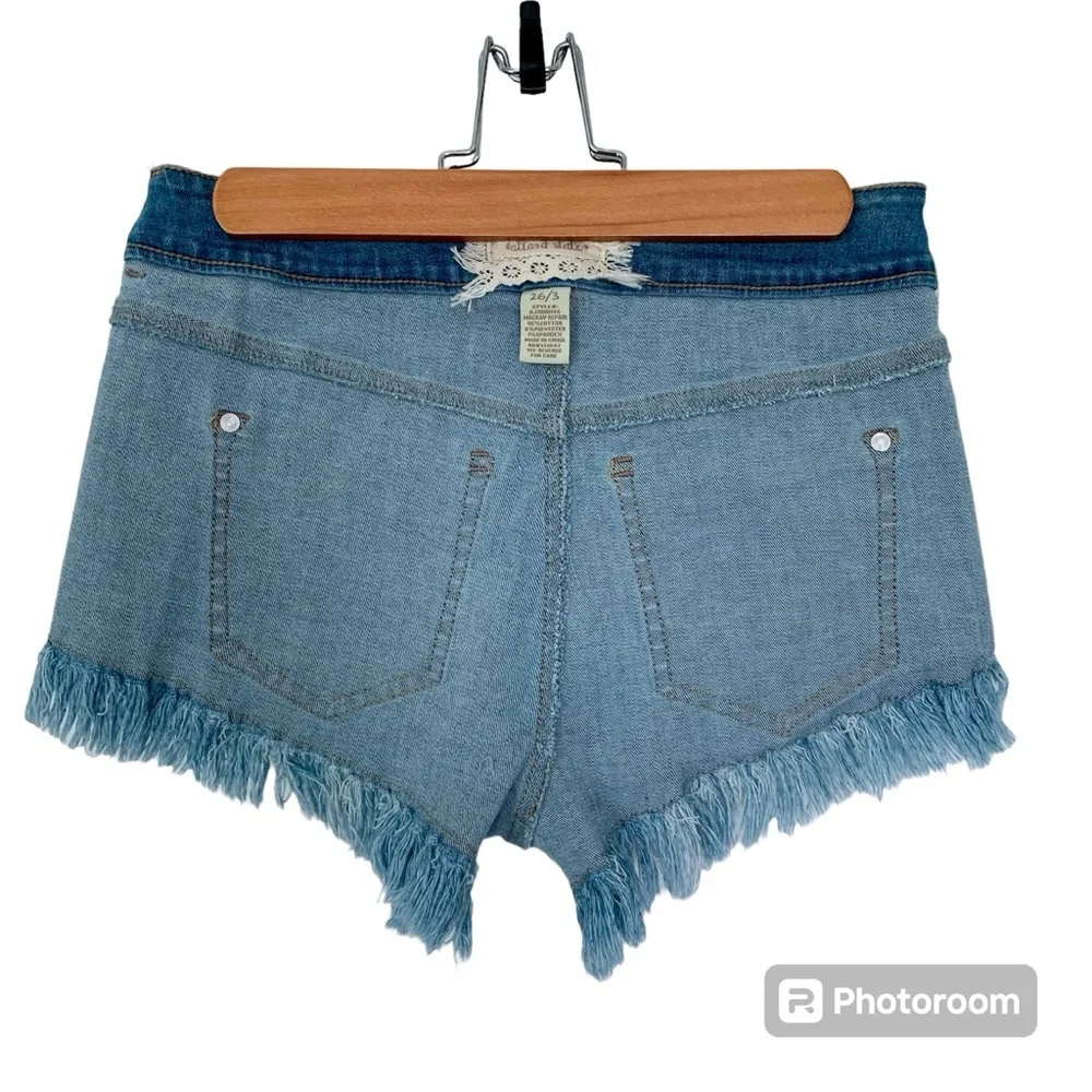 ALTAR’D STATE Ladies Distressed Denim Shorts Cut-Offs Pockets Frayed Hem 26/3‎